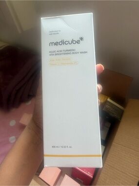 Medicube Kojic Acid Turmeric Vita Brightening Body Wash - White